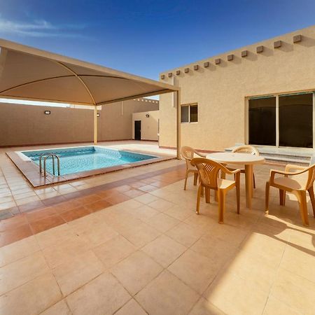Mirada Gold Jizan - Resort&Private Pools Exterior foto A swimming pool in a villa in Al Reef, Abu Dhabi
